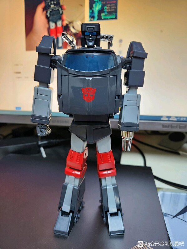 In Hand Image Of Transformers Masterpiece MP 56 Trailbreaker  (20 of 22)